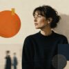 Retrato editorial de una mujer rodeada de formas geométricas y elementos gráficos abstractos que representan estrategia de comunicación, relevancia de audiencia y posicionamiento de marca.