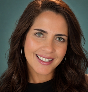 Retrato profesional de Lucía Romero, especialista en gestión de proyectos y coordinación en Pesquisa Estudio.